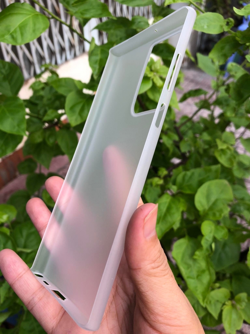 Ốp Lưng Samsung Galaxy S22 Ultra Siêu Mỏng Nhám Mờ Hiệu Memumi được làm bằng nhựa silicon siêu dẻo nhám và mỏng có độ đàn hồi tốt cầm nhẹ tay chắc chắn.